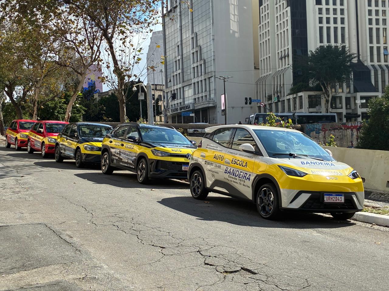 Frota da Auto Escola Bandeira no trânsito do Centro de São Paulo